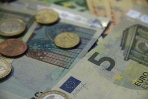 Průměrná měsíční mzda na Slovensku rostla, pracovníci IT sektoru vydělávali více než 2000 eur