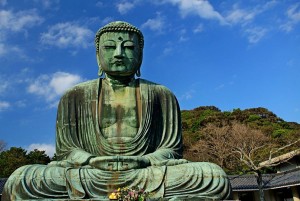 Japonské město Kamakura láká turisty se sochou velkého Buddhy v chrámu Kotoku-in 