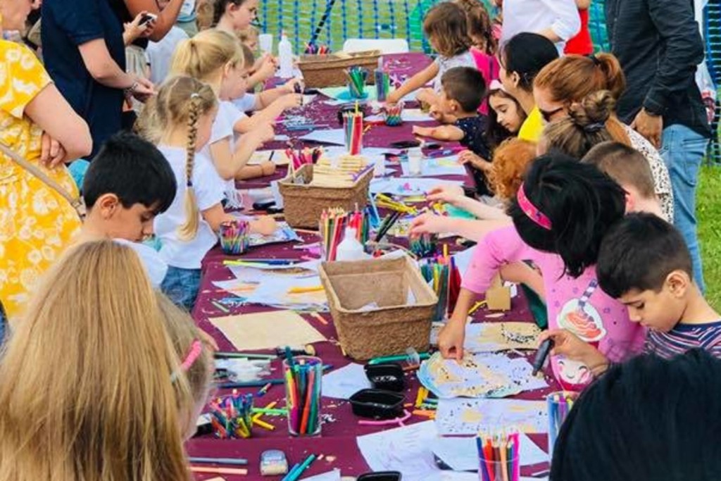 Zábavný Dinosauří rodinný víkend v Scientologickém komunitním Centru v Dublinu v Irsku