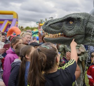 Zábavný Dinosauří rodinný víkend v Scientologickém komunitním Centru v Dublinu v Irsku