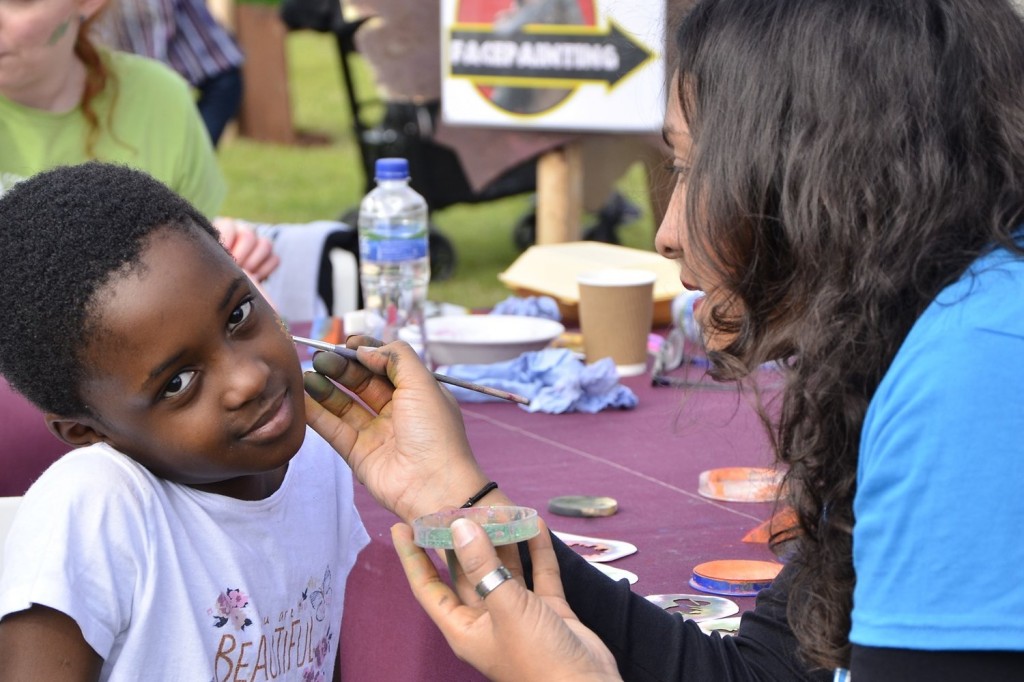 malování na obličej dětí - Zábavný Dinosauří rodinný víkend v Scientologickém komunitním Centru v Dublinu v Irsku