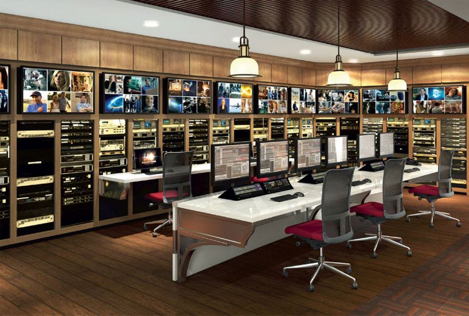 Scientologické televize je vybavena pro výrobu pořadů na nejvyšší technické i tvůrčí úrovni, která zahrnuje vizuální efekty, editace, animace, nahrávání, mixování, vysílání, překládání cizích jazyků a dabing