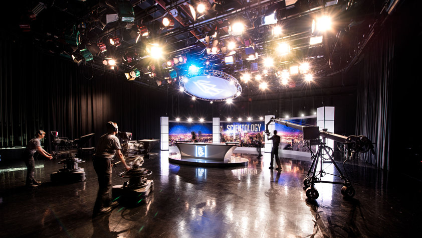 Scientologické televize je vybavena pro výrobu pořadů na nejvyšší technické i tvůrčí úrovni, která zahrnuje vizuální efekty, editace, animace, nahrávání, mixování, vysílání, překládání cizích jazyků a dabing