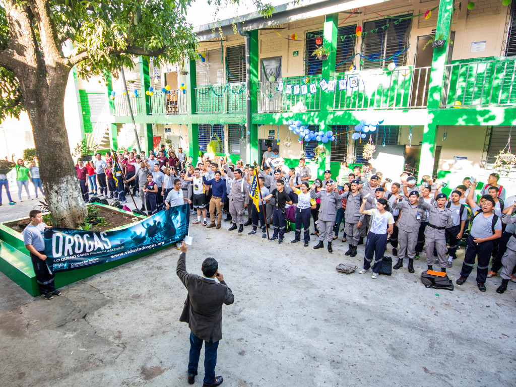 Vyzbrojený hromádkami brožur Pravda o drogách zachraňuje životy jeden den po druhém.