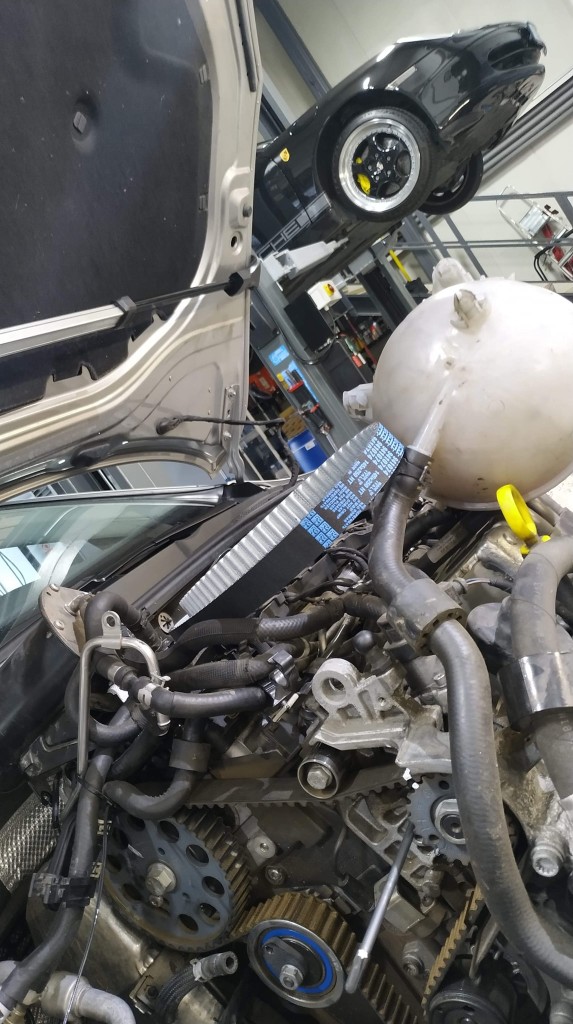 Elektrotermické modelování elektronického automobilového elektrického systému a inteligentní řízení MOSFET k ochraně kabelových svazků, prevenci zhoršených zkratů a snížení hmotnosti kabeláže