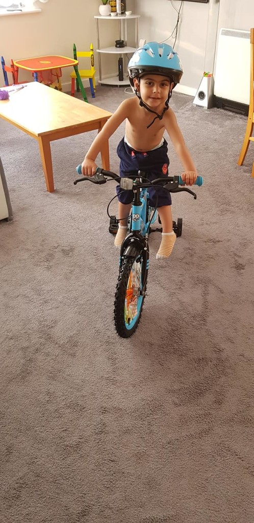 Oblasti základny lebky a mozkových stopek vykazují nejvyšší namáhání