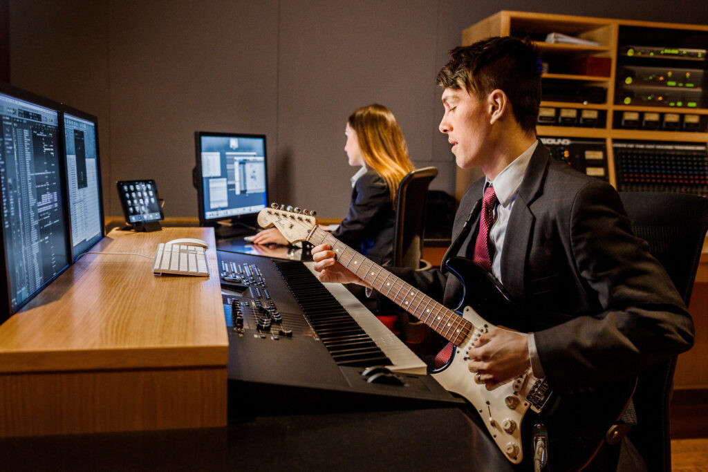 Scientologické mediální centrum skrze Scientologickou televizi a rozhlas zasahuje širokou veřejnost