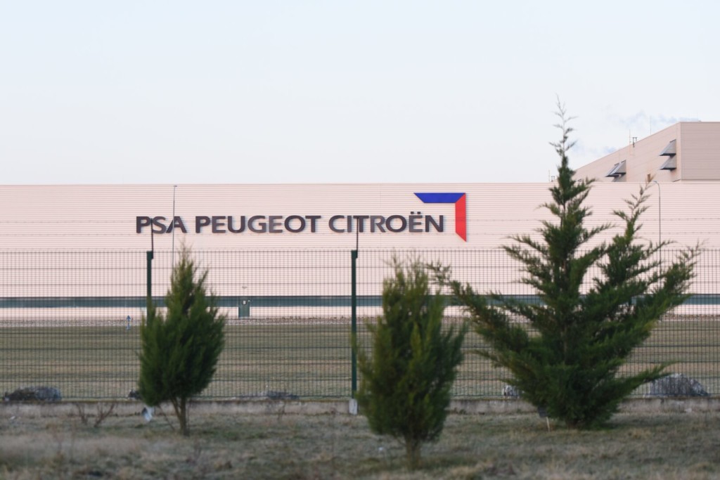 Trnavská automobilka Groupe PSA Slovakia zastavuje vo tvrtok 19. marca 2020 od 6:00 výrobu. Preruenie výroby má predbene trva do piatku 27. marca. Na snímke nápis PSA Peugeot Citroën na budove závodu. V Trnave, 19. marca 2020. FOTO TASR - Luká Grinaj *** Local Caption *** zamestnanci vstup automobilka PSA Peugeot Citroën