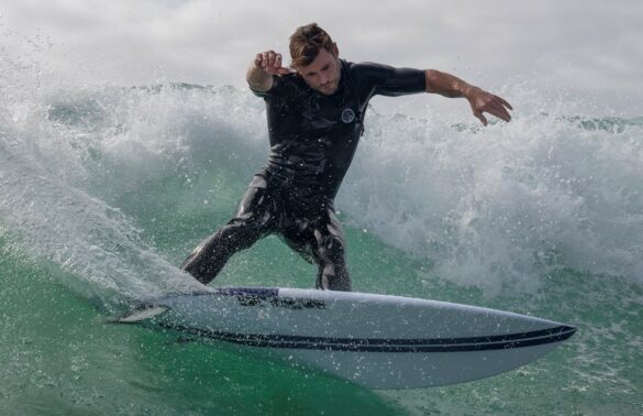 Chris Hemsworth surfování