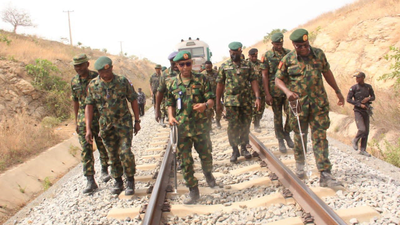 Náčelník štábu armády genpor. Faruk Yahaya, vedoucí další bezpečnostní personál, během jejich návštěvy místa vlakového útoku na železnici Abuja-Kaduna v Rijana Kagarko LGA, v Kaduně...včera