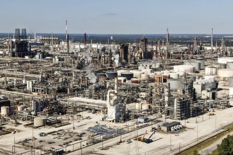 Záběr z dronu na ropnou rafinerii americké ropné a plynárenské společnosti ExxonMobil v Baytownu v Texasu 1. listopadu 2021.