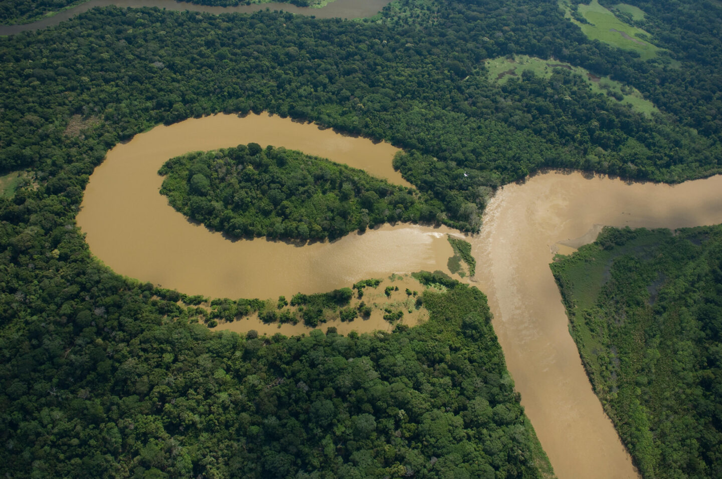 Letecký pohled na meandrující řeku, departement Beni.