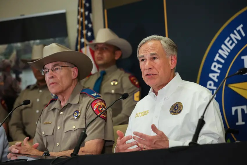Guvernér Greg Abbott diskutoval o reakci Texasu na zrušení hlavy 42 na středeční tiskové konferenci ve Weslaco
