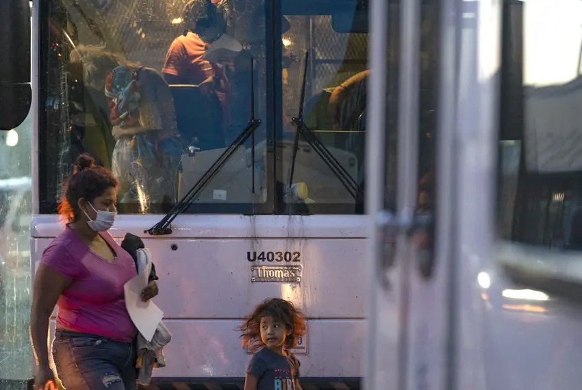 Žadatelé o azyl vystoupili z autobusu loni v srpnu před Humanitárním záchranným centrem katolické charity v McAllenu