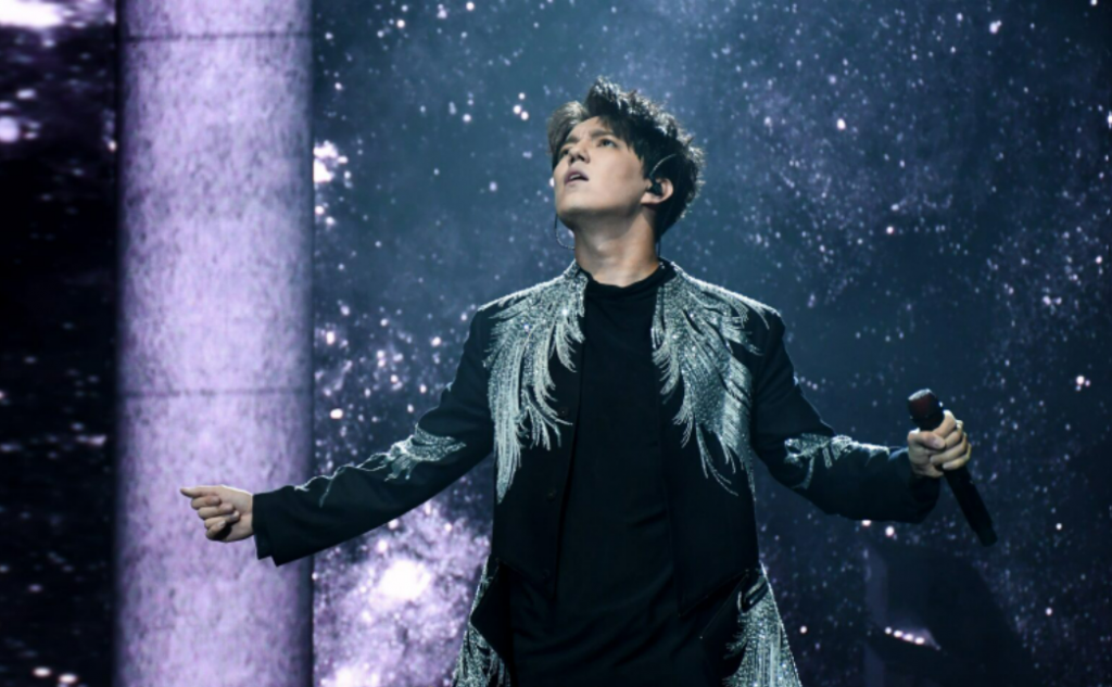 Dimash zpíval na svém koncertu 16. dubna, který se konal v rámci jeho světového koncertu Arnau v pražské Tipsport Aréně.
