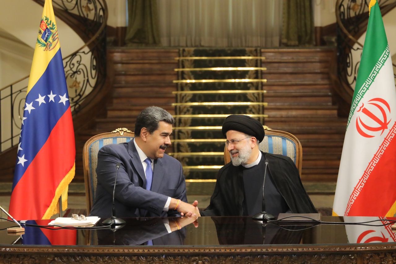 Prezident Nicolás Maduro si potřásá rukou se svým íránským protějškem Ebrahimem Raisim v paláci Saadabad během slavnostního podpisu nové dohody o spolupráci.