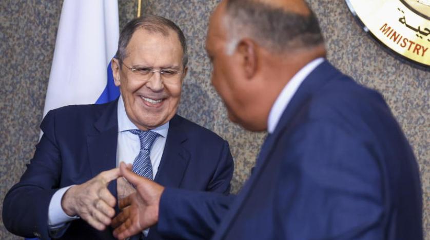Na tištěné fotografii, kterou poskytla tisková služba ruského ministerstva zahraničí, je vidět, jak si ruský ministr zahraničí Sergej Lavrov (L) potřásá rukou se svým egyptským protějškem Samehem Shoukry (R) během tiskové konference po setkání v Káhiře, Egypt, 24. července 2022.