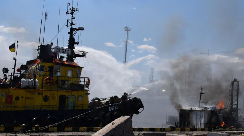 Hasiči pracují na místě ruského raketového úderu v námořním přístavu Oděsa, zatímco ruský útok na Ukrajinu pokračuje, Ukrajina 23. července 2022.
