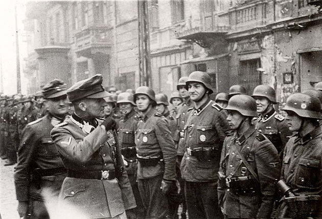 Německý nacista Jürgen Stroop kontroluje své Německé vojáky