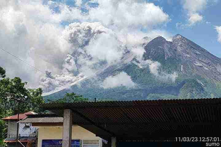 Sopka Merapi v Indonésii vybuchne, chrlí horký mrak