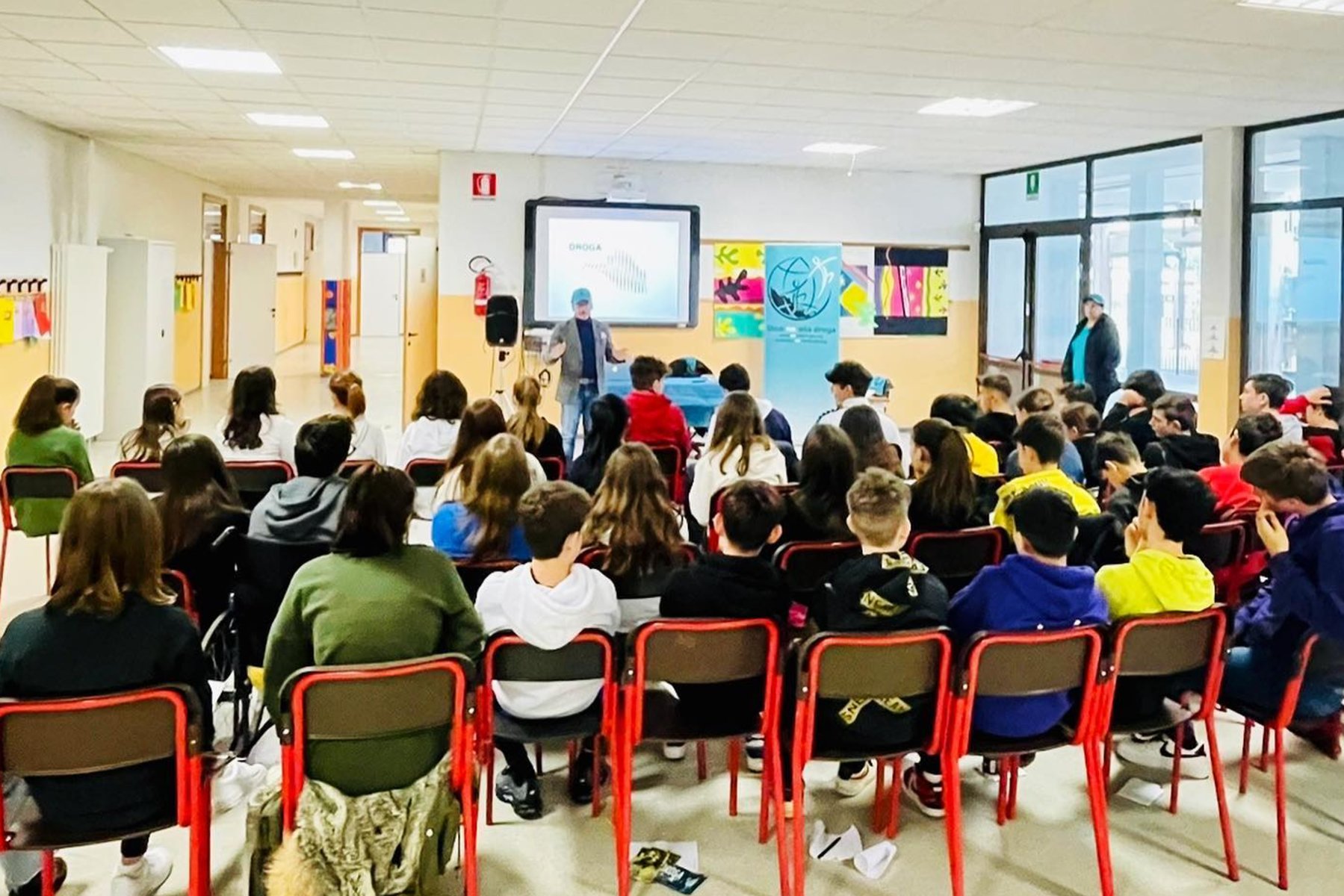 Dobrovolníci z organizace podporované Scientologickou církví v Itálii "Svět bez drog" pořádají prezentace v místních školách. Brožury Pravda o drogách jsou snadno srozumitelné. A oznámení veřejné služby mají značný dopad.