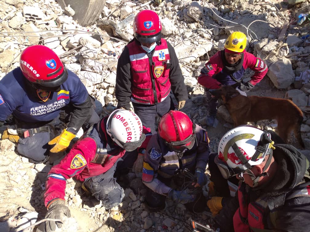 Členové humanitární pracovní skupiny Simon Bolivar pomáhají při obnově zemětřesením zasažené Sýrii.