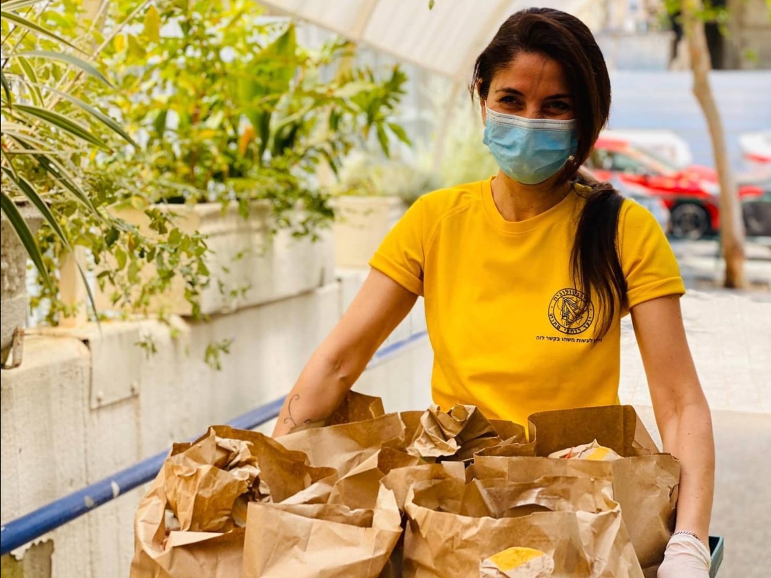 Dobrovolník ze Scientologického centra Tel Aviv, který dodává jídlo rodinám v nouzi