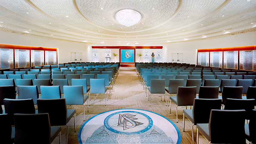 Auditorium Scientologické církve Izrael Tel Aviv v  historické budově Alhambra. Posluchárna pojme všechny kongregační ceremonie a služby, včetně týdenních scientologických služeb otevřených členům každé víry.