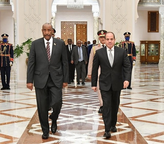Egyptský prezident Abdel-Fattah El-Sisi a prezident Súdánské Přechodné rady suverenity generál Abdel Fattah Al-Burhan