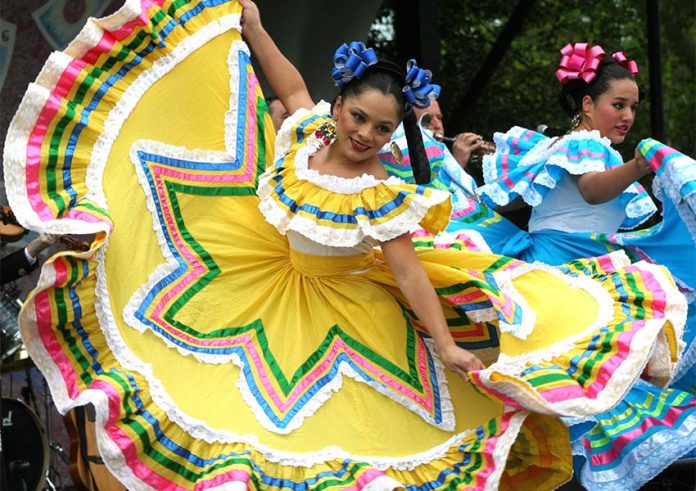 Oslava Cinco de Mayo ve Washingtonu, DC Tento svátek se ve skutečnosti slaví více v USA než v Mexiku, částečně proto, že vítězství v bitvě u Puebla inspirovalo Mexičany v pohraničních státech jako Kalifornie a Texas se smyslem pro nacionalismus a identitu. 