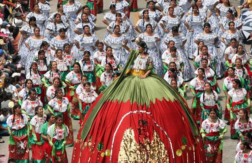 Cinco de Mayo není v Mexiku federálním svátkem, ale je to státní svátek v Pueble, kde si průvody a extravagantními oslavami připomínají bitvu u Puebla.