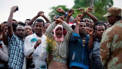 Obyvatelé Bishoftu v Etiopii zvedají pěsti v symbolu oromského protivládního protestu 2. října 2016. Keňa a Norsko zprostředkovávají mírová jednání mezi etiopskou federální vládou a Oromskou osvobozeneckou armádou