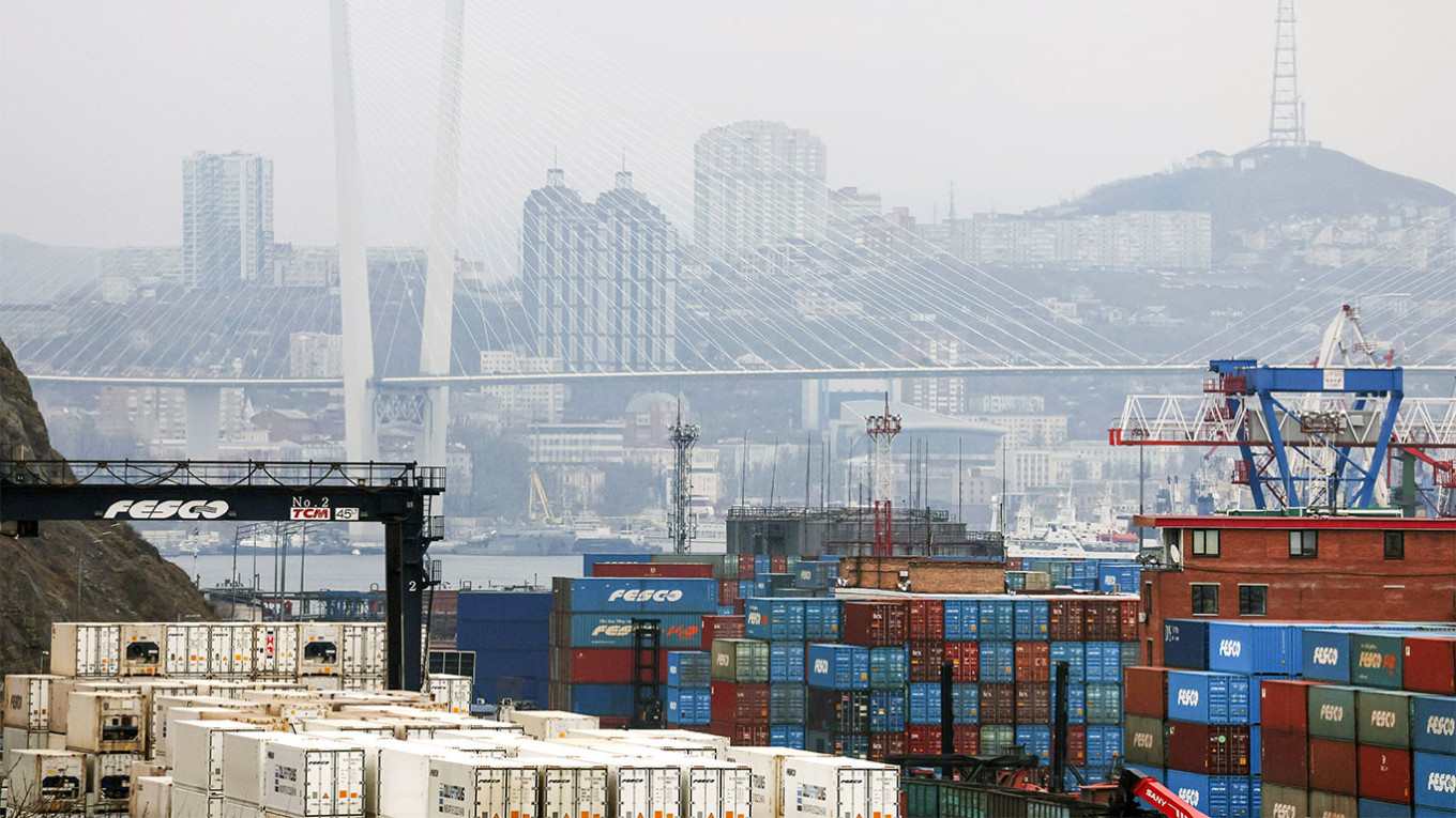 V areálu obchodního přístavu Vladivostok stojí hromady přepravních kontejnerů