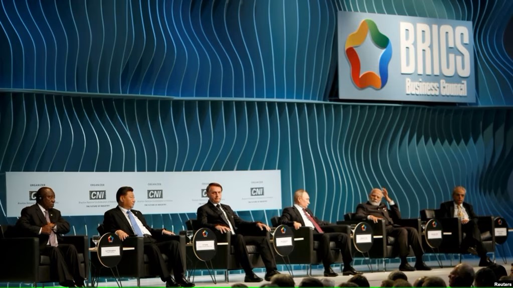 Jihoafrický prezident Cyril Ramaphosa (L), čínský prezident Si Ťin-pching, brazilský prezident Jair Bolsonaro, ruský prezident Vladimir Putin a indický premiér Narendra Modi se účastní summitu BRICS v Brazílii, 13. listopadu 2019