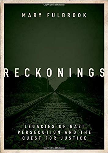 V knize „Reckonings: Legacies of nacistické perzekuce a hledání spravedlnosti“ Mary Fulbrook zkoumá stíhání německého soudního systému za nacistické válečné zločiny po druhé světové válce a relativně malý počet vysokých trestů udělovaných pachatelům genocidy.