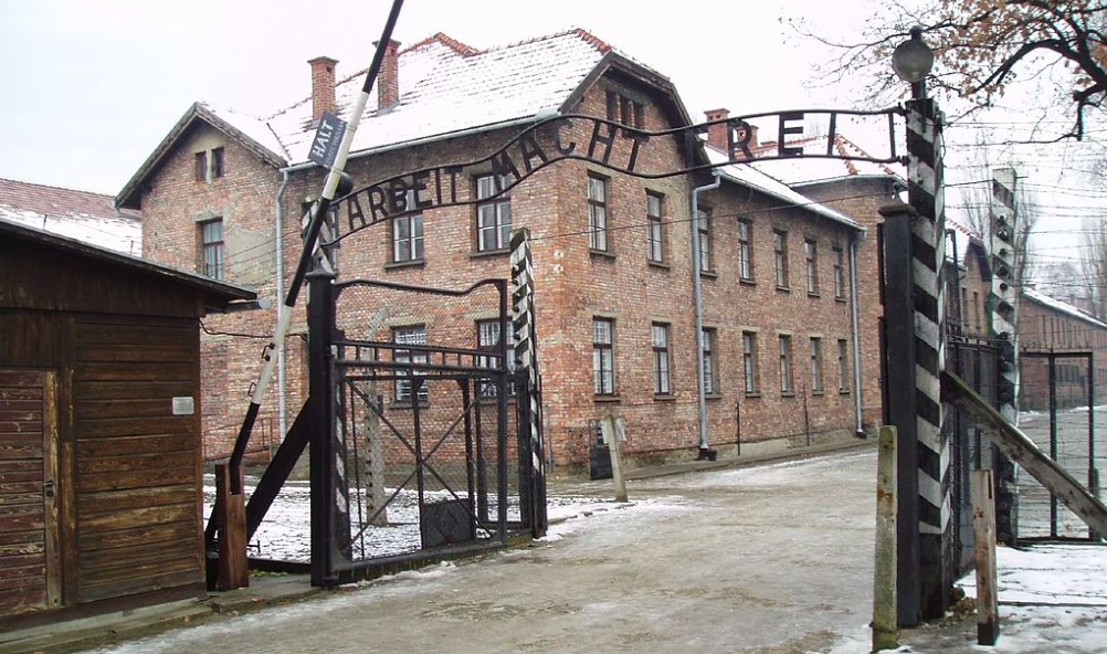 Konzentrationslager Auschwitz (Osvětim) byl komplex nacistických koncentračních táborů v Němci okupovaném Polsku (Osvětim – Auschwitz, Březinka – Birkenau)
