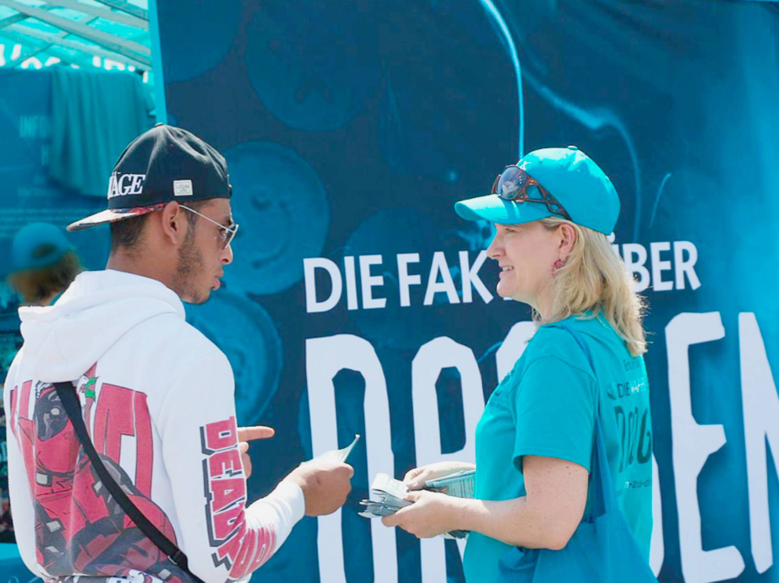 Dobrovolníci distribuovali stovky tisíc brožur Truth About Drugs na hrách mistrovství UEFA po celém Německu