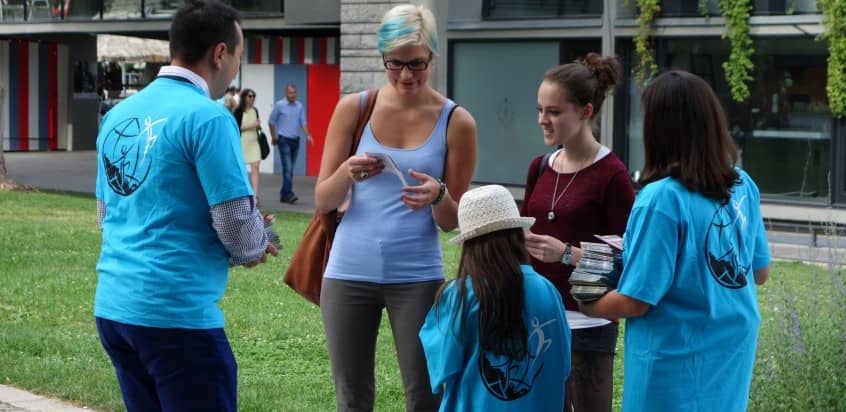 Na fotografii: Dobrovolníci rozdávají brožury s pravdou o drogách .