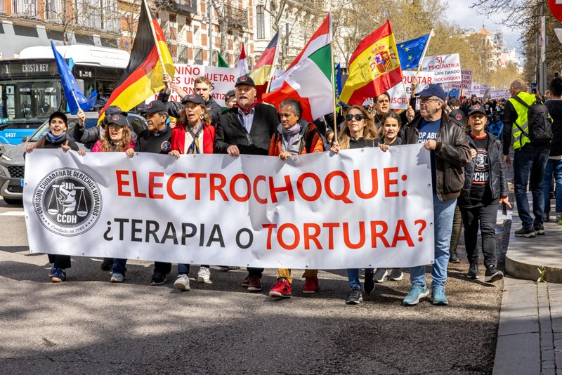 Demonstranti vystupující proti elektrošokům pochodovali ulicemi Madridu ve Španělsku