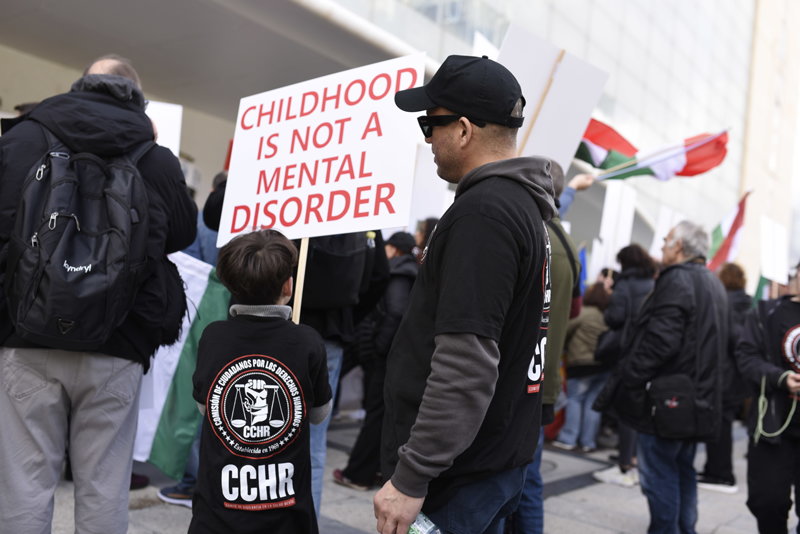 Protestující stáli před 33. Evropským kongresem psychiatrie, aby odsoudili nátlakové, nekonsenzuální psychiatrické praktiky