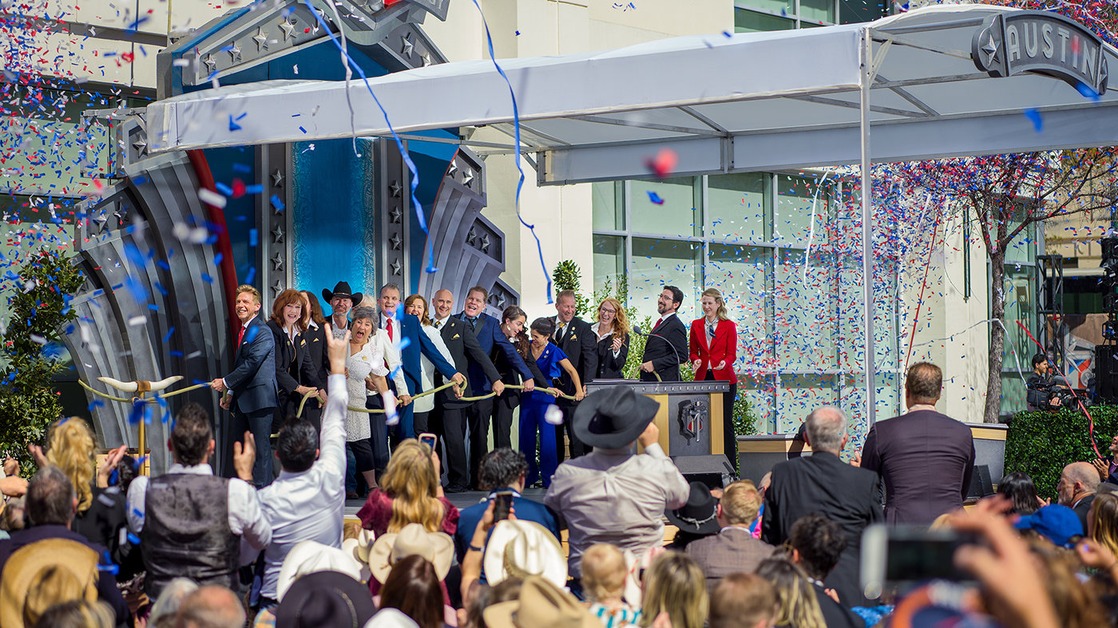 Pan Miscavige přestřihl červenobílomodrou stuhu na budově Scientologické církve v Austinu a připojil se k němu farníci ze Scientologie, kteří pomohli vybudovat tuto ideální organizaci v rušném srdci města.