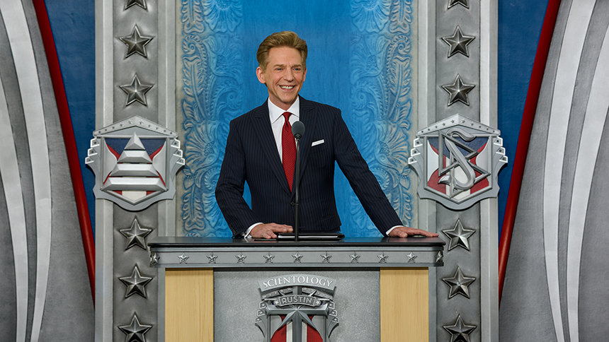 Pan David Miscavige , předseda představenstva Centra náboženských technologií, vítá nadšený dav, když v „zemi Texasu“ září nová hvězda scientologie.