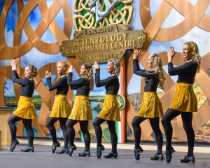 Tanečnice Irských lidových tanců pro slavnostním otevření Scientologické církve Dublin, Irsko
